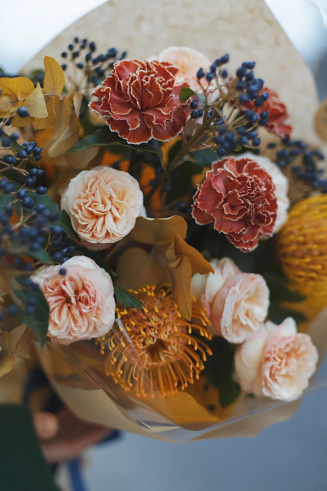 Осенний микс из пионовидных роз, гвоздик, нутансов, эвкалипта и ягод