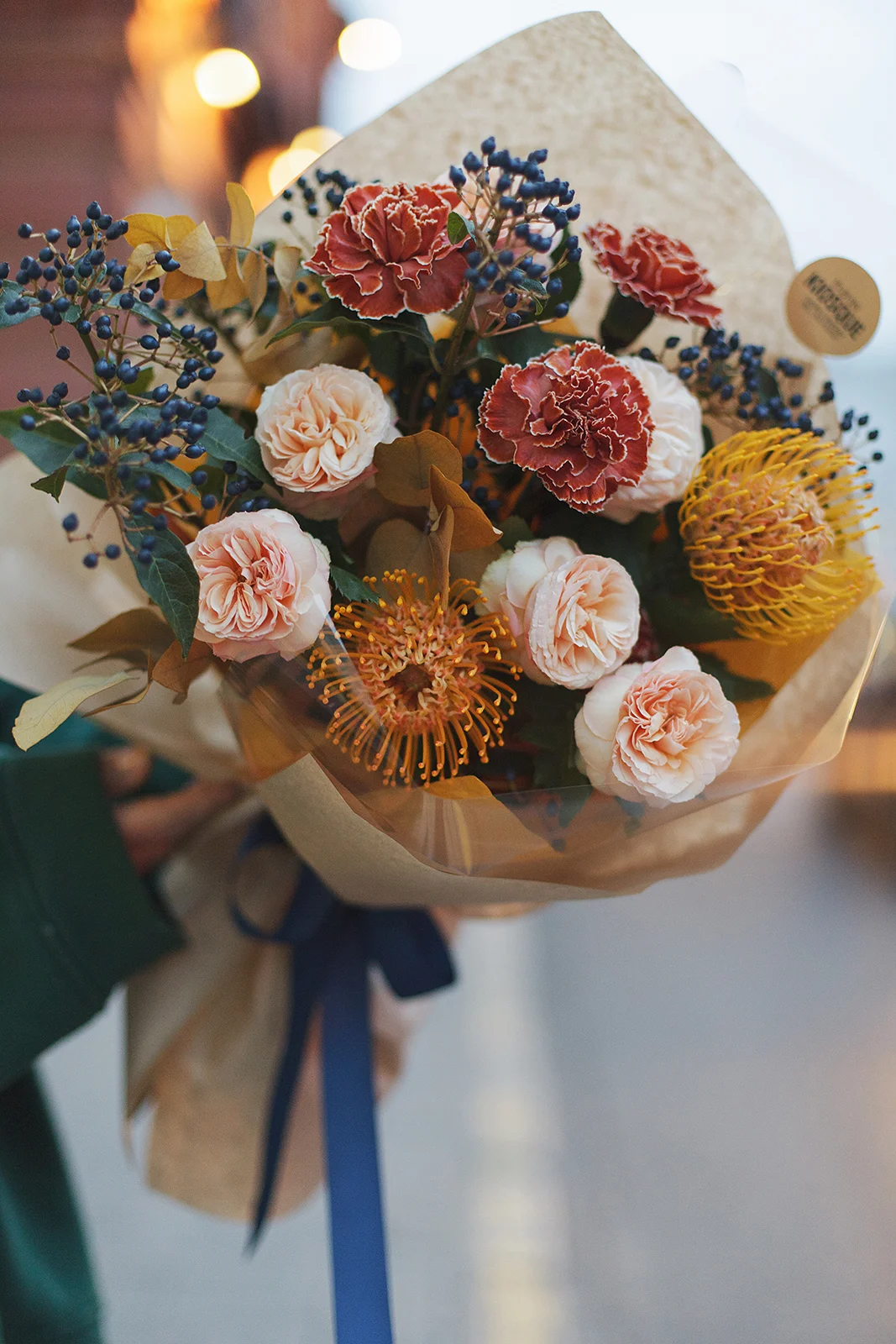 Осенний микс из пионовидных роз, гвоздик, нутансов, эвкалипта и ягод