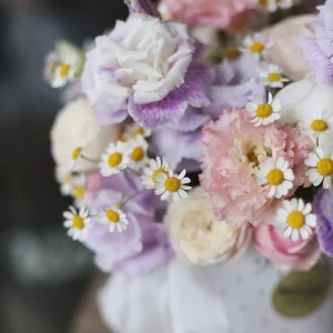 Композиция из пионовидных кустовых роз, эустомы и танацетума в шляпной коробке