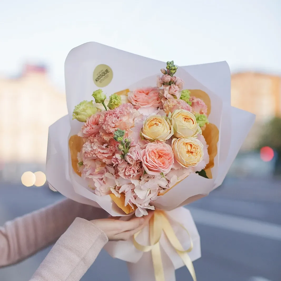 Букет из гортензии, пионовидных роз, эустомы и маттиолы