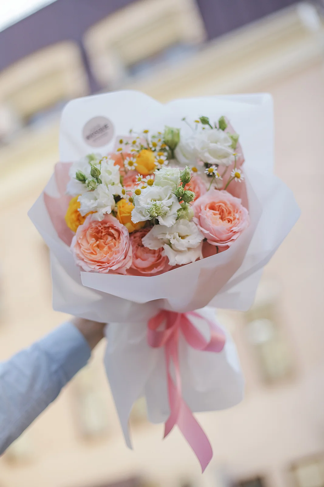 Букет из пионовидных роз, эустомы и ромашек