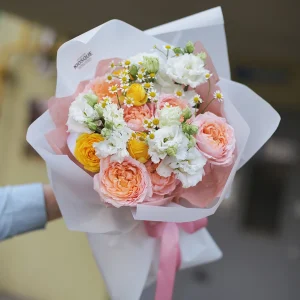 Букет из пионовидных роз, эустомы и ромашек