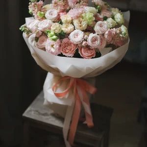 Букет из микса пионовидных кустовых роз Джульетта, Джентл Трендсеттер и Нинке