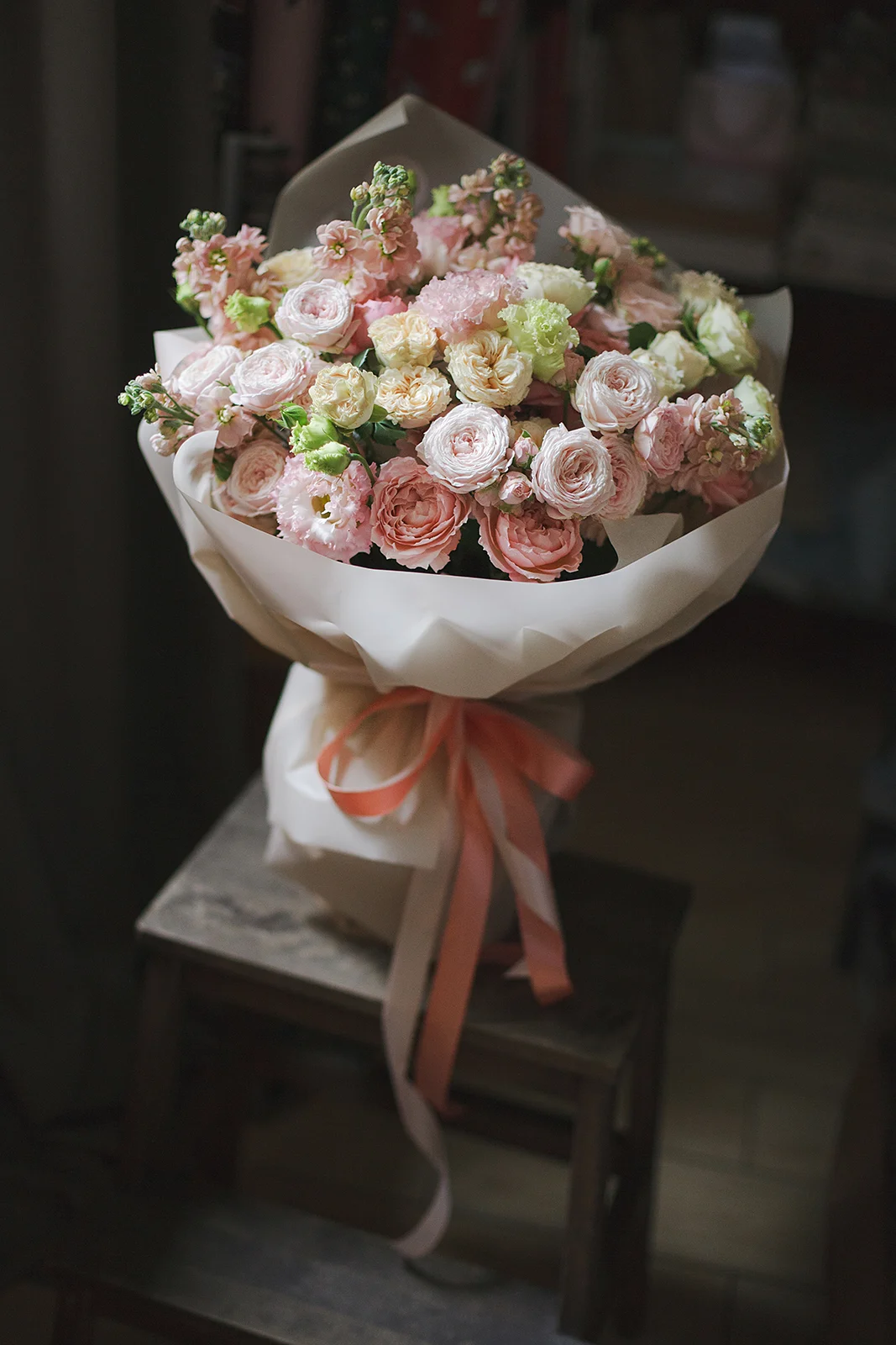 Букет из микса пионовидных кустовых роз Джульетта, Джентл Трендсеттер и Нинке