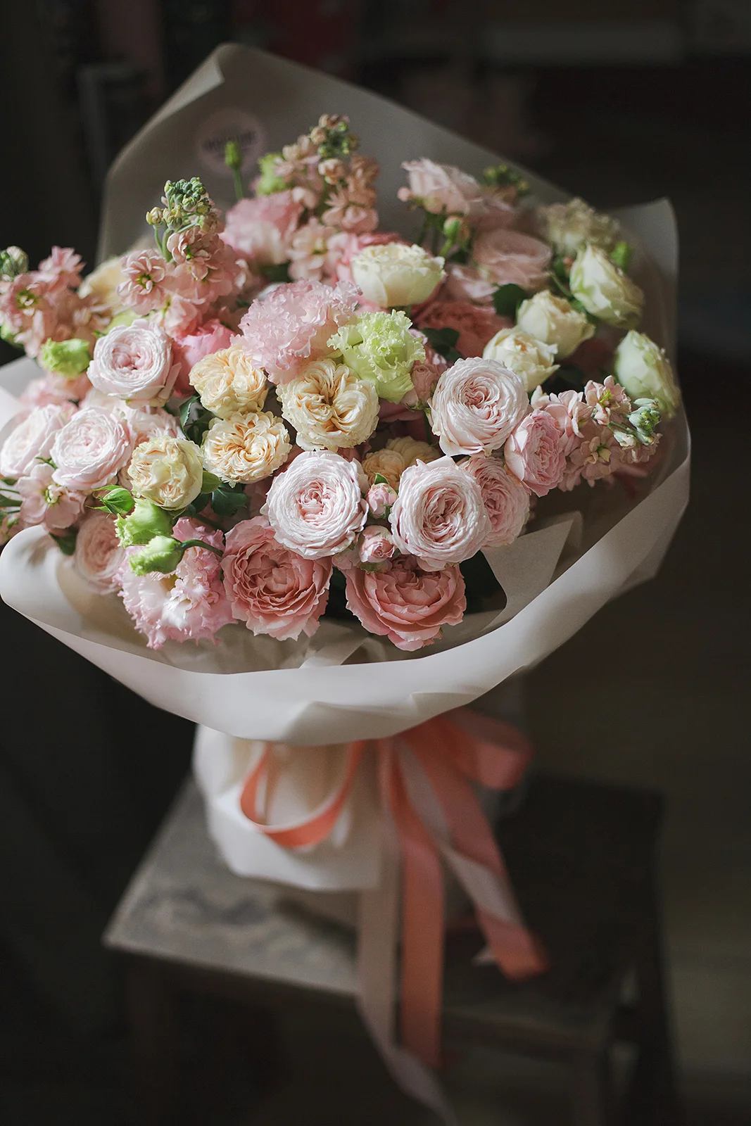 Букет из микса пионовидных кустовых роз Джульетта, Джентл Трендсеттер и Нинке