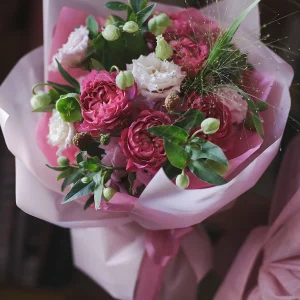 Ягодно-цветочный микс из пионовидных роз, гортензии и хелеборуса