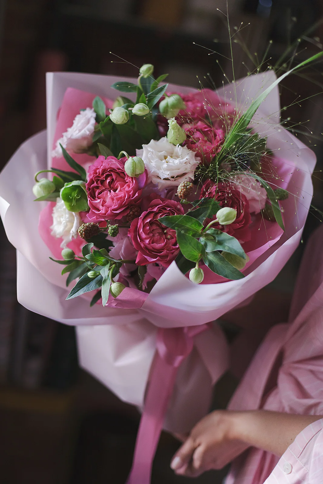 Ягодно-цветочный микс из пионовидных роз, гортензии и хелеборуса