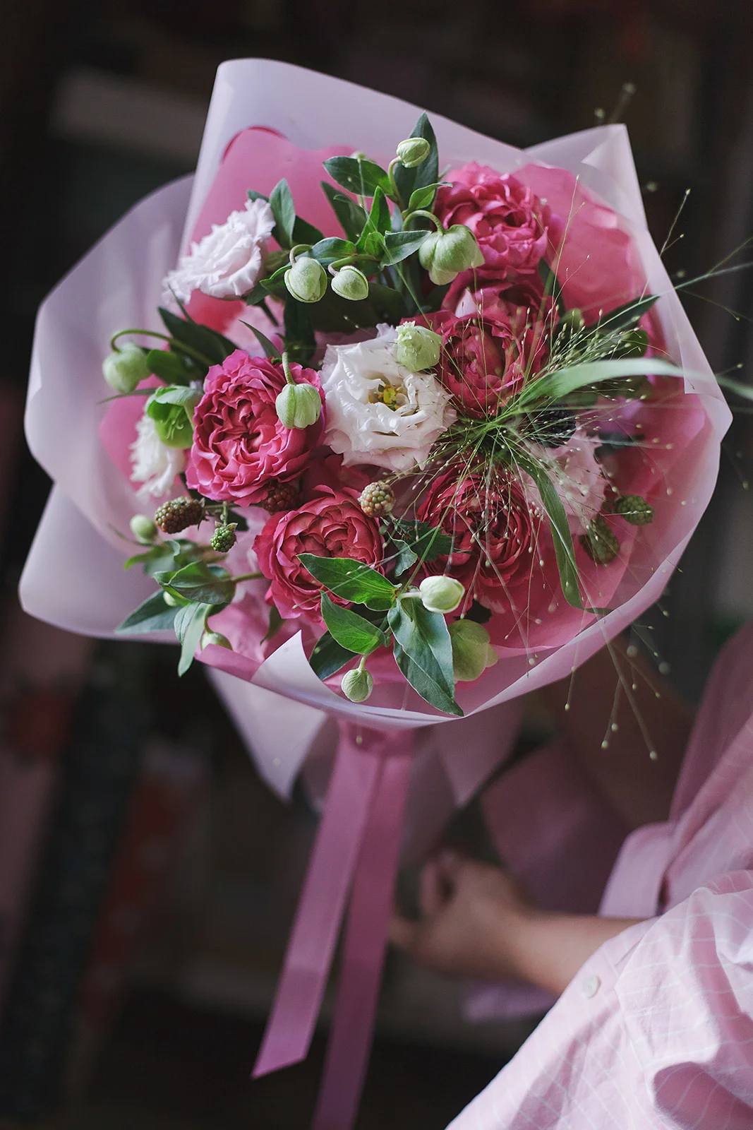 Ягодно-цветочный микс из пионовидных роз, гортензии и хелеборуса