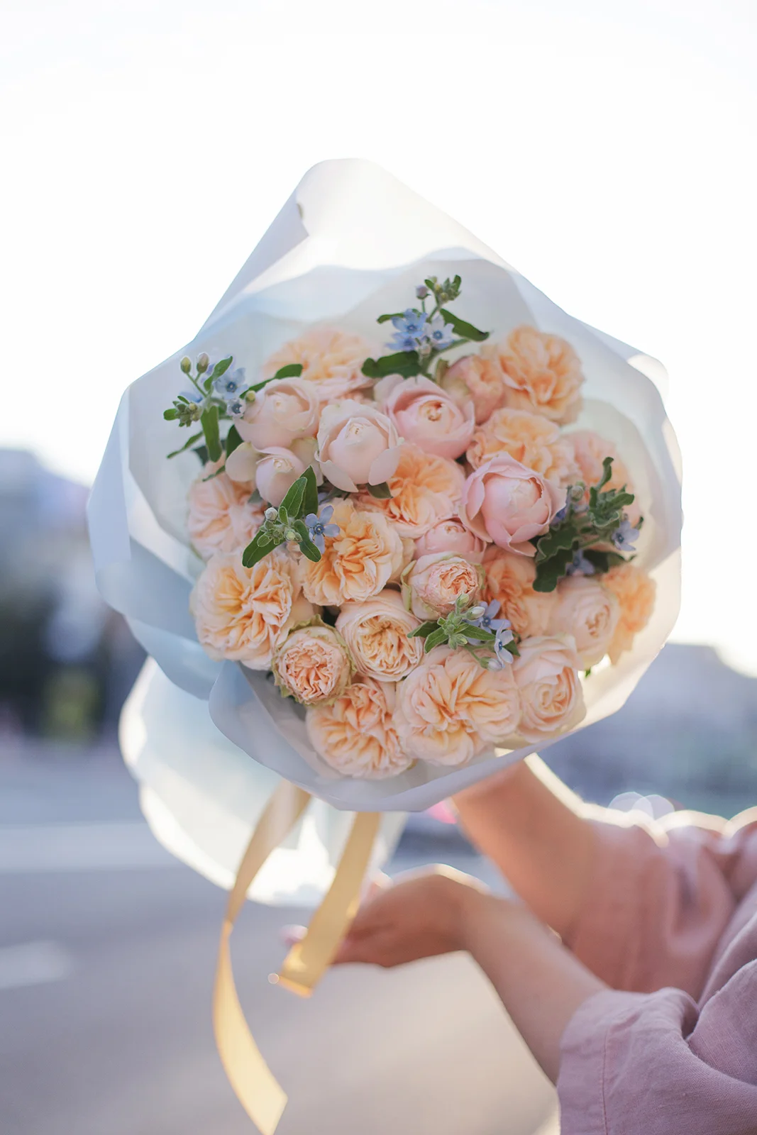 Букет из микса пионовидных роз и незабудок