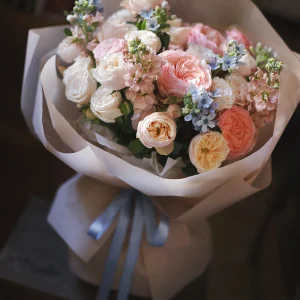 Пионовидный микс из роз, твидии и маттиолы