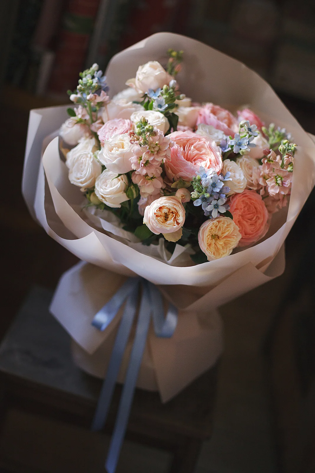 Пионовидный микс из роз, твидии и маттиолы