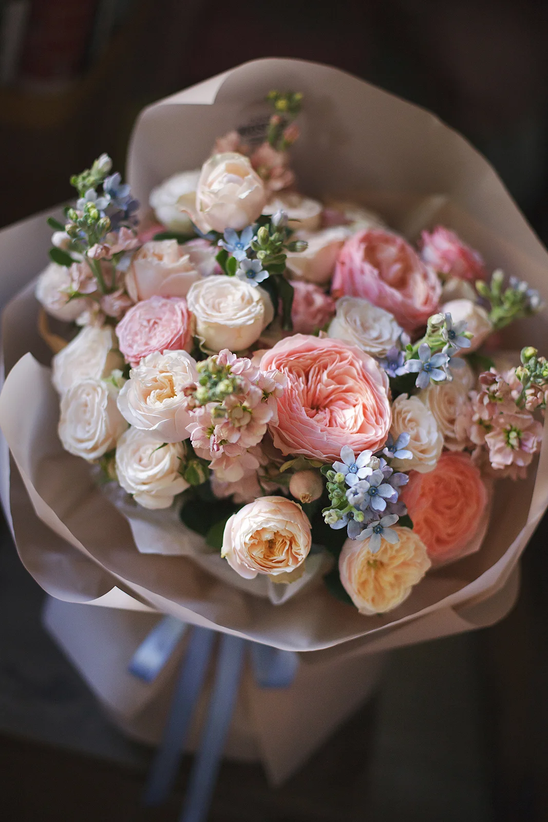 Пионовидный микс из роз, твидии и маттиолы