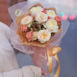 Букет из пионовидных роз и рубуса