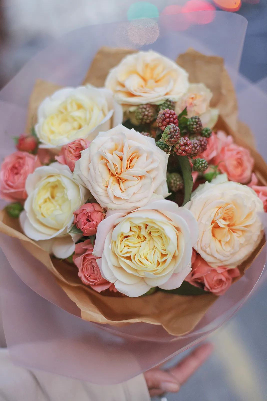 Букет из пионовидных роз и рубуса