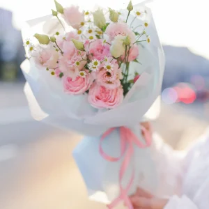 Букет из ромашки танацетум, эустомы и пионовидной розы