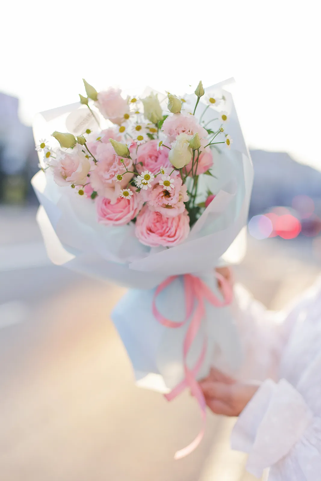 Букет из ромашки танацетум, эустомы и пионовидной розы