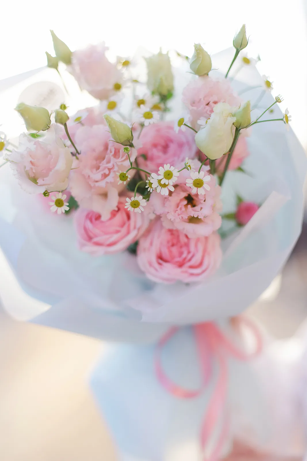 Букет из ромашки танацетум, эустомы и пионовидной розы