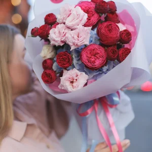 Букет из гортензии, пионовидных роз Джаст Мо, Рэд Трендсеттер и резной эустомы