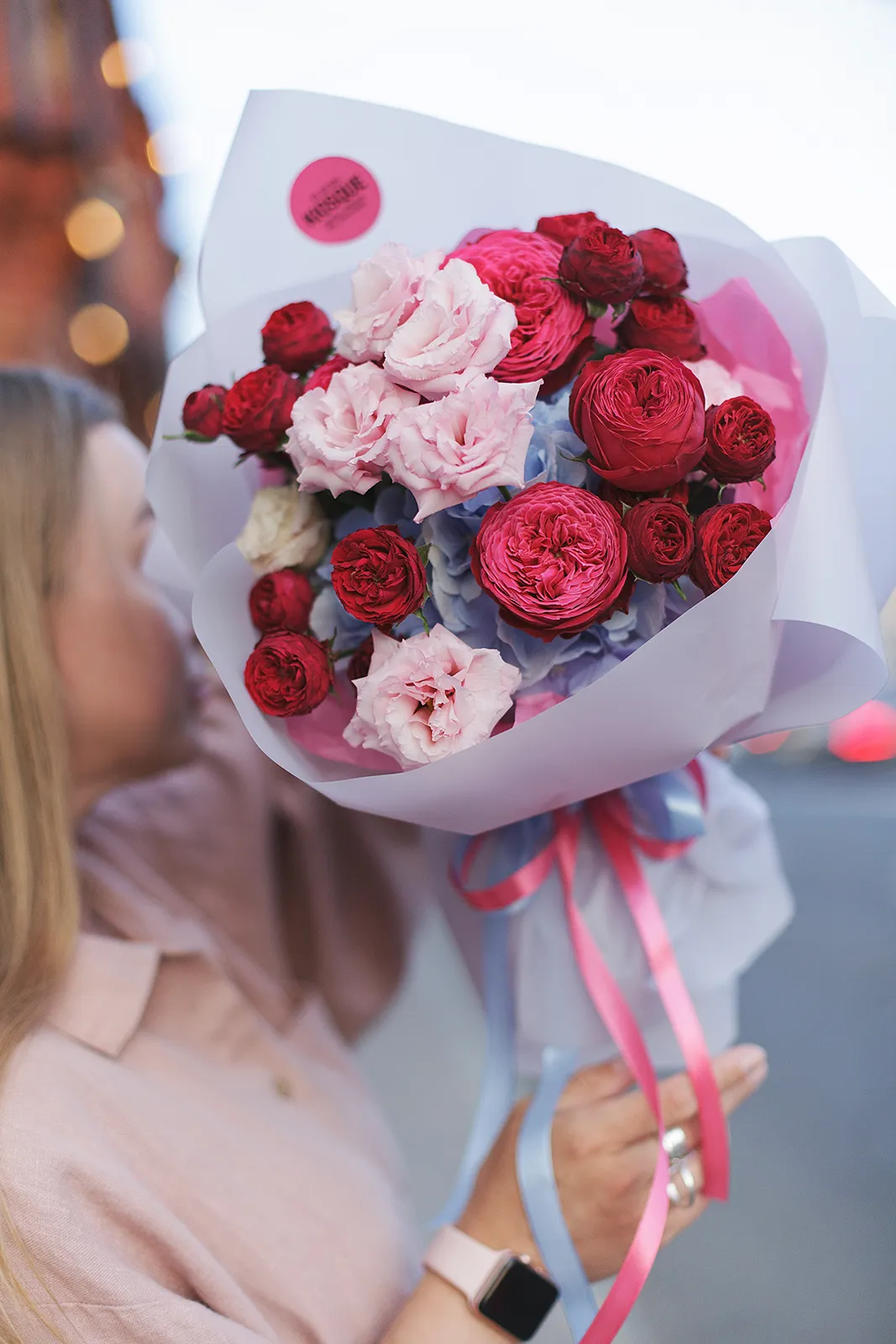 Букет из гортензии, пионовидных роз Джаст Мо, Рэд Трендсеттер и резной эустомы