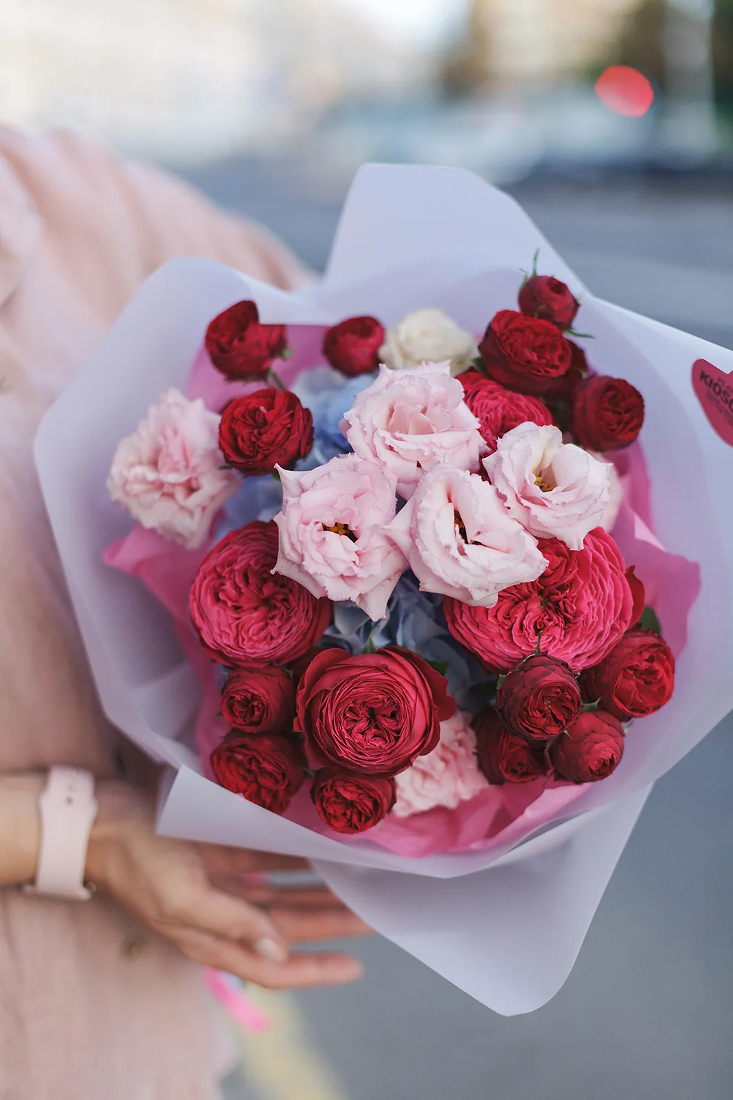 Букет из гортензии, пионовидных роз Джаст Мо, Рэд Трендсеттер и резной эустомы