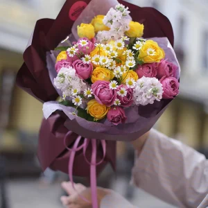 Букет из пионовидных роз, маттиолы и ромашек