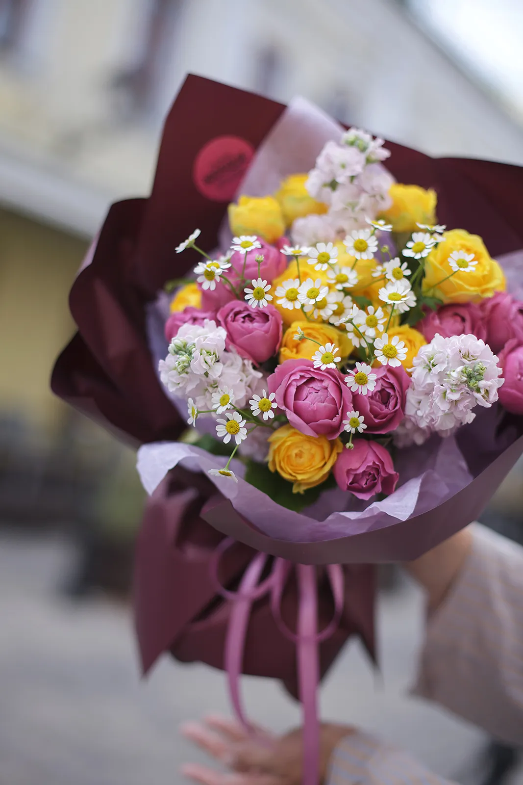 Букет из пионовидных роз, маттиолы и ромашек