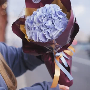 Букет из голубой гортензии