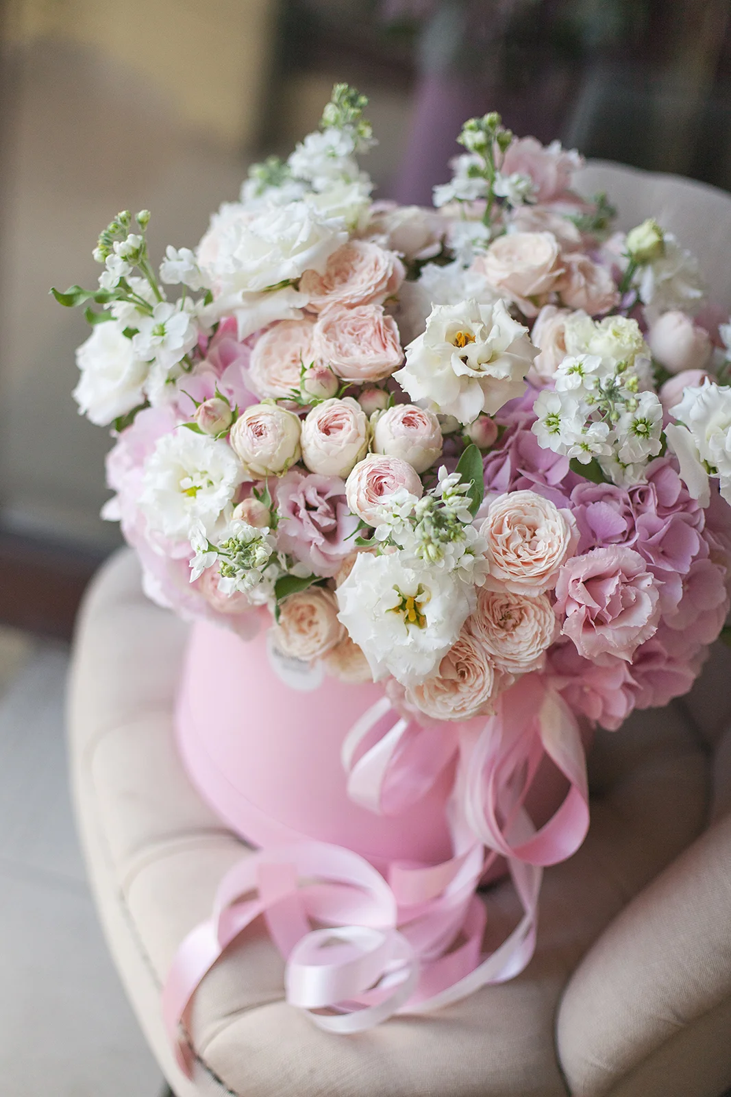 Микса пионовидных роз и гортензий в шляпной коробке