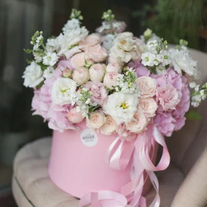 Микса пионовидных роз и гортензий в шляпной коробке