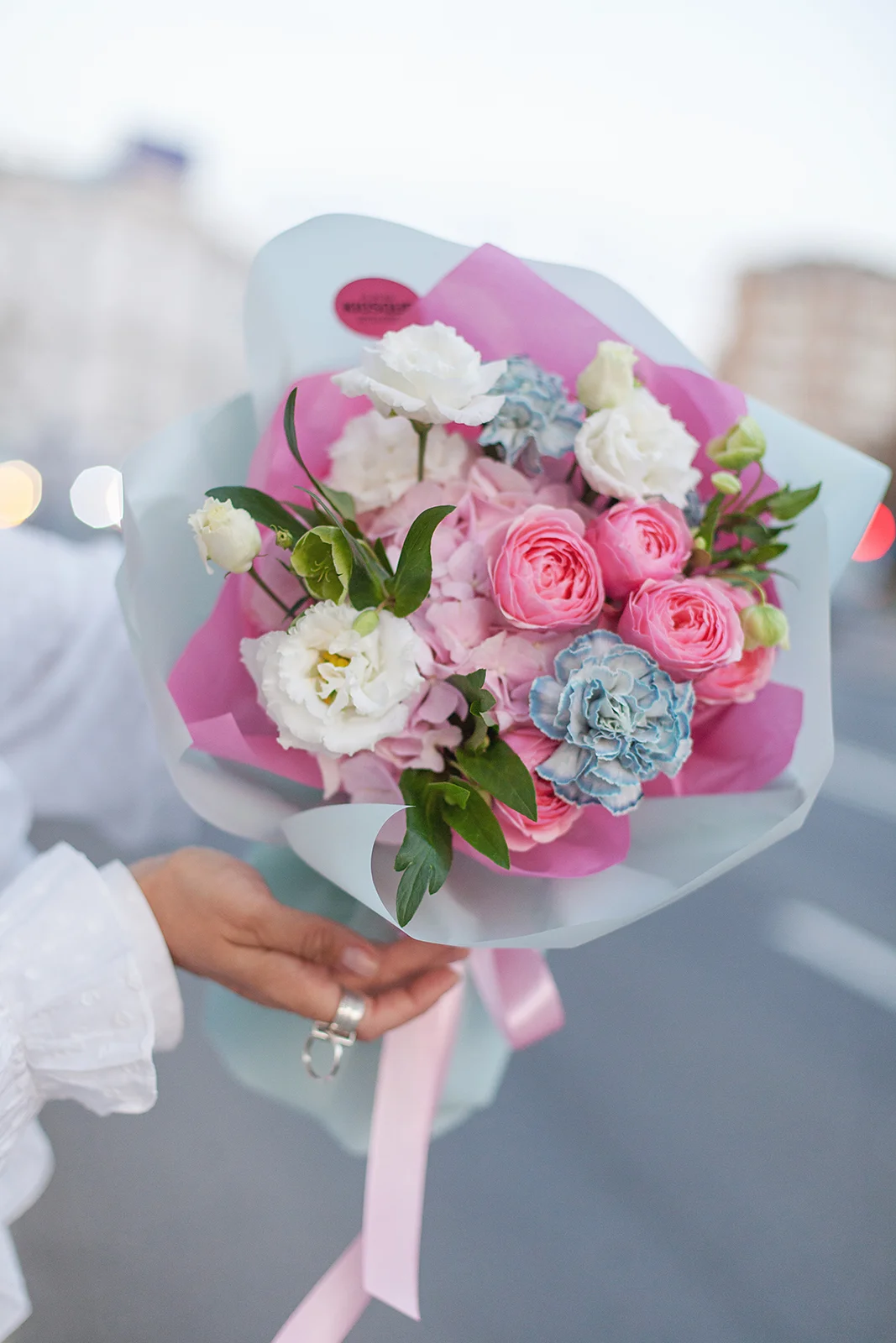 Цветочный микс из пионовидных роз и гортензии