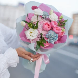 Цветочный микс из пионовидных роз и гортензии