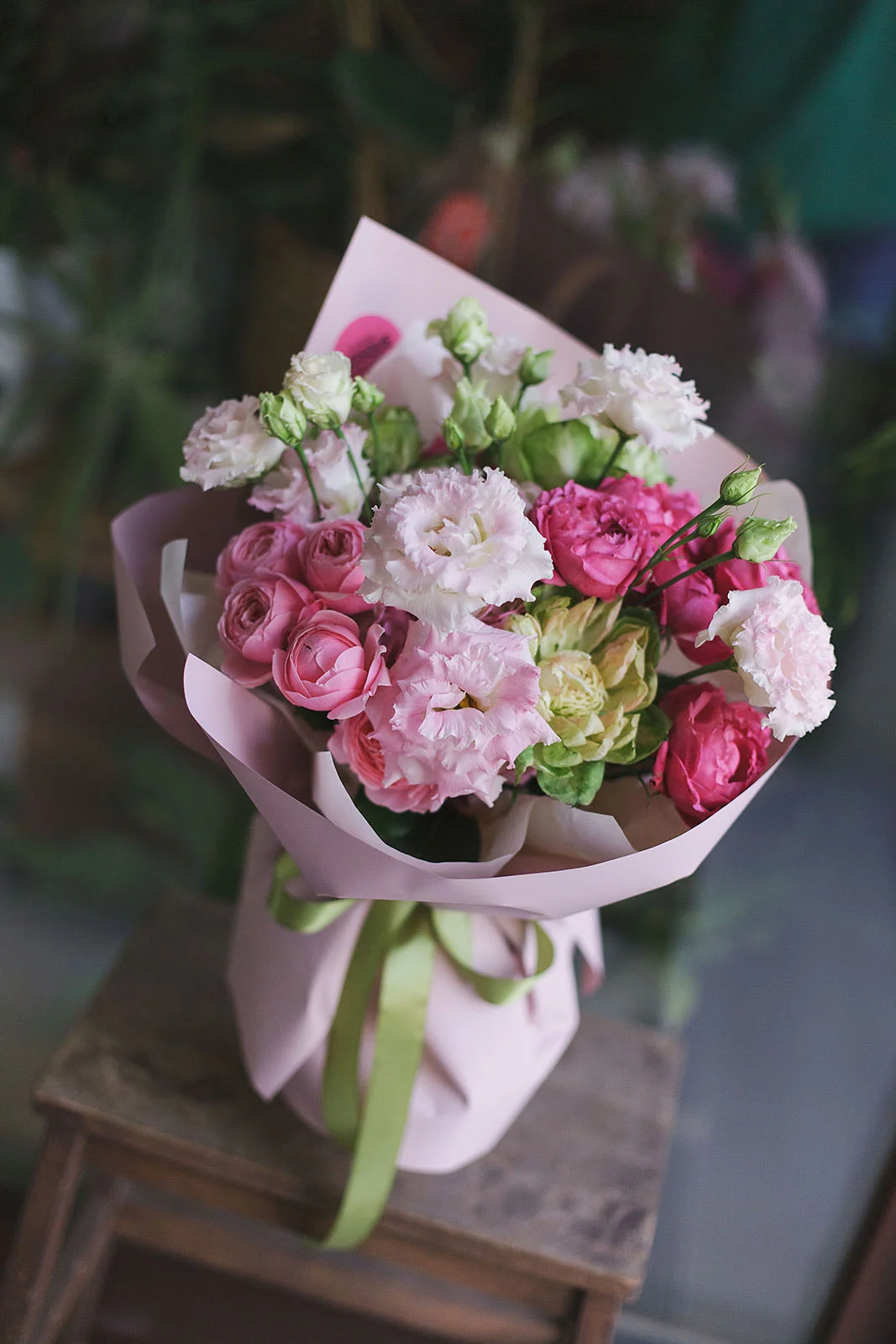Букет из роз Вегги, пионовидных роз, гортензии и эустомы