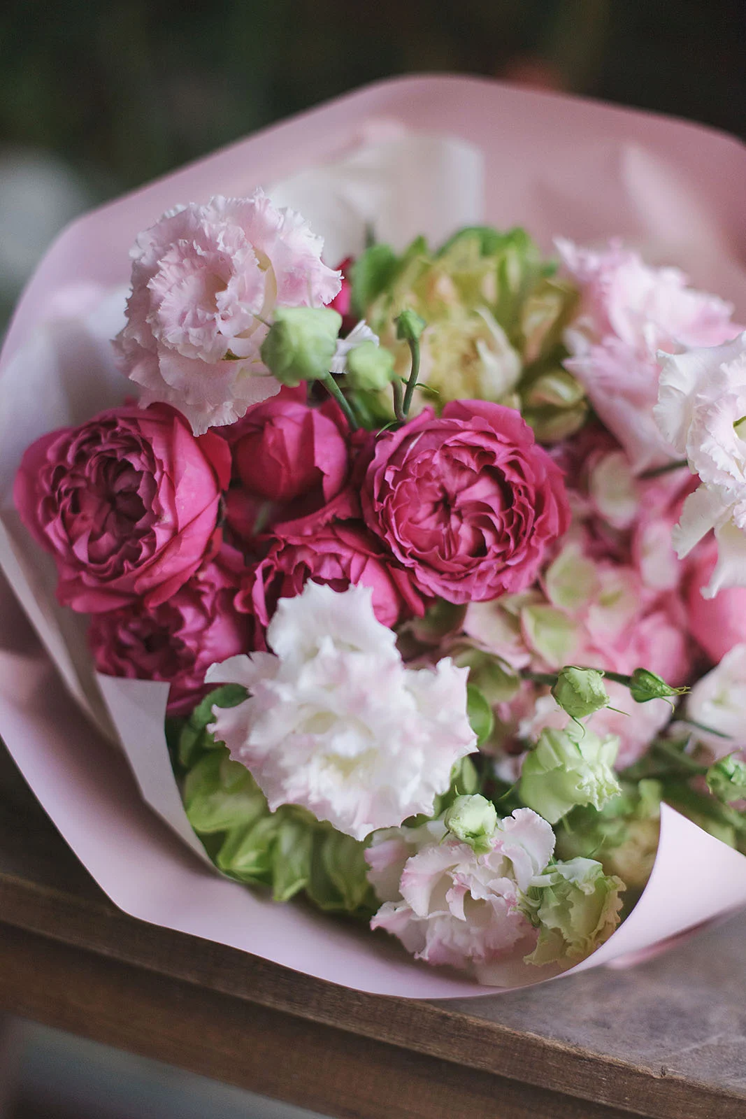 Букет из роз Вегги, пионовидных роз, гортензии и эустомы