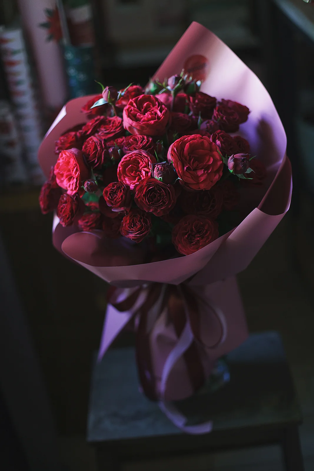 Букет из бархатных пионовидных роз