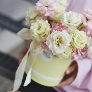 Композиция из эустомы в шляпной коробке