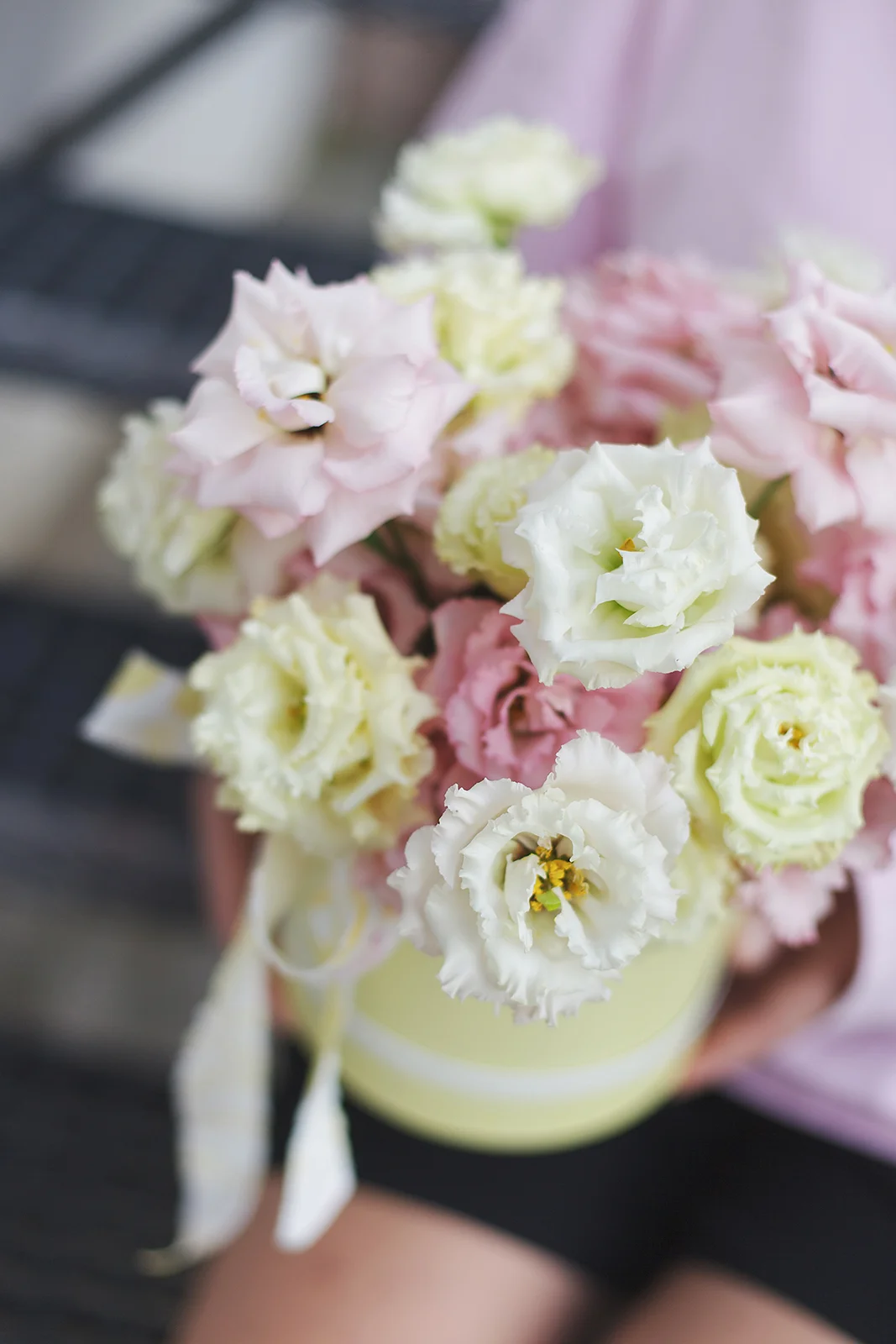 Композиция из эустомы в шляпной коробке