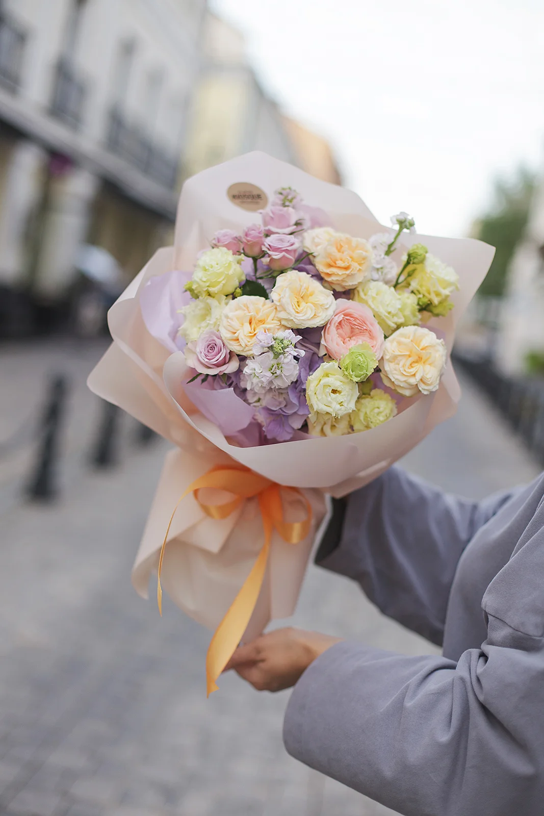 Букет из микса пионовидных роз, гортензии, эустомы и маттиолы