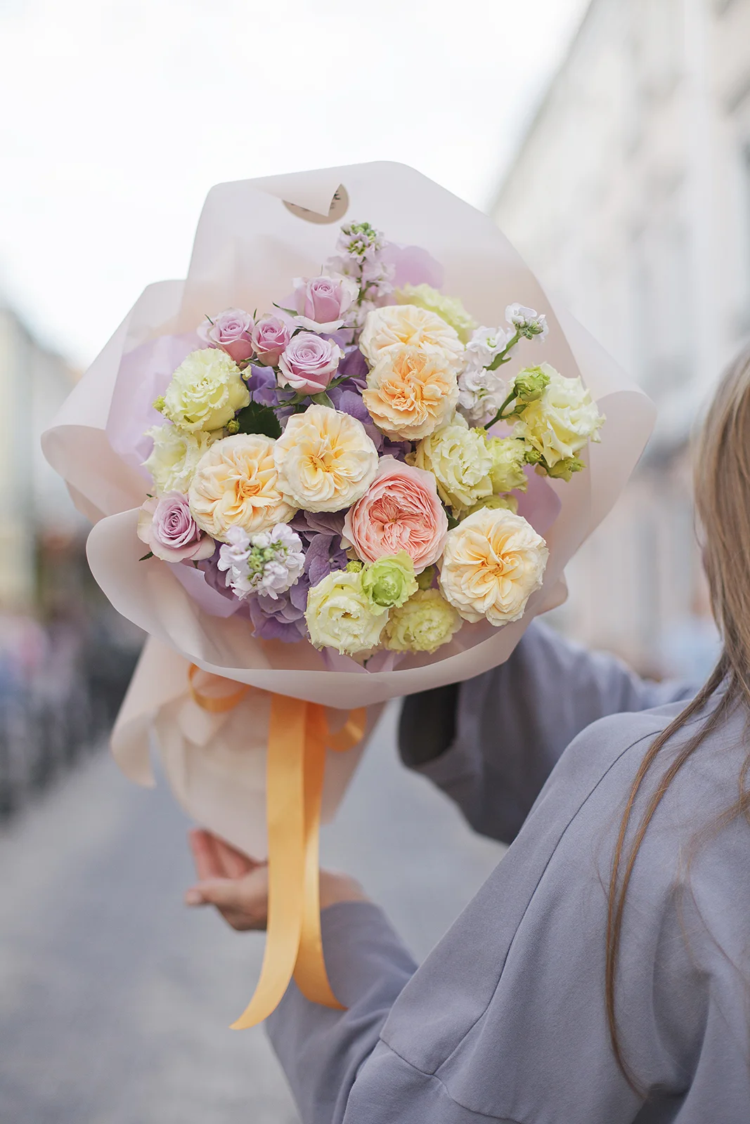 Букет из микса пионовидных роз, гортензии, эустомы и маттиолы