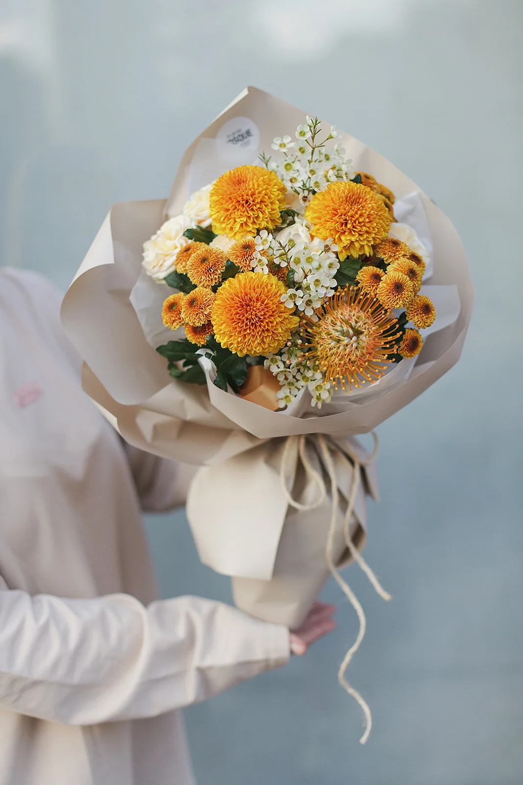 Букет из пионовидной розы, хризантем и хамелациума