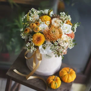 Осенняя композиция в бархатной шляпной коробке