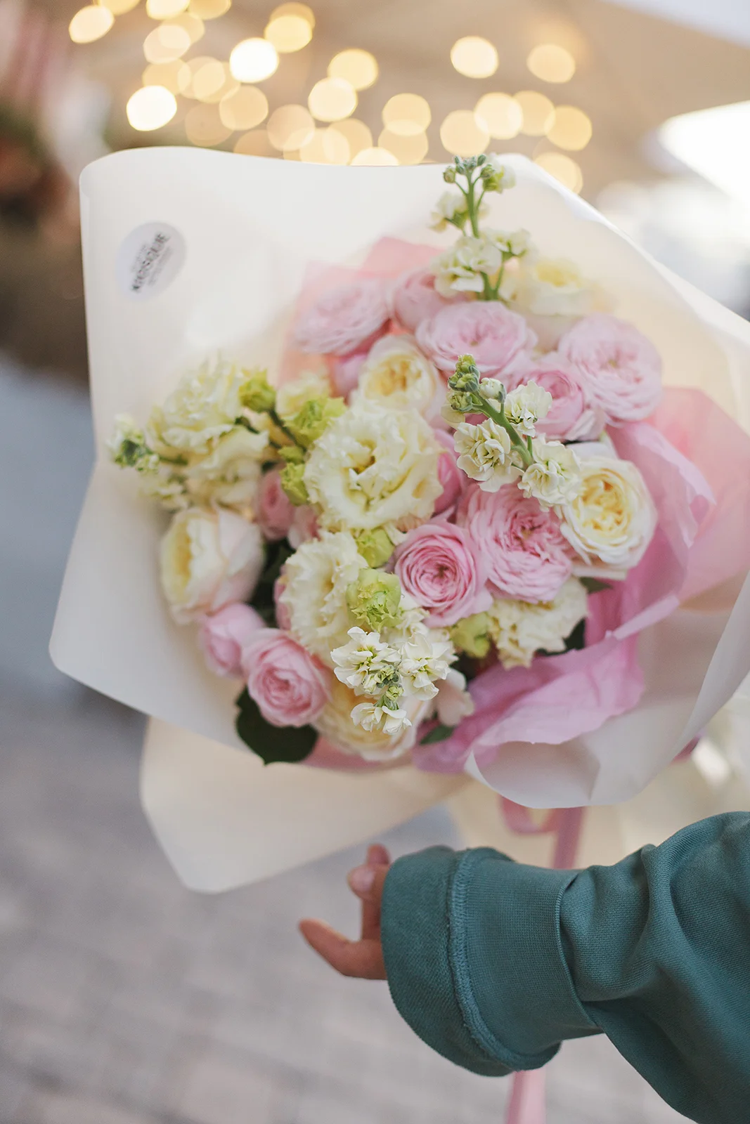 Букет из микса пионовидных роз, эустомы и маттиолы