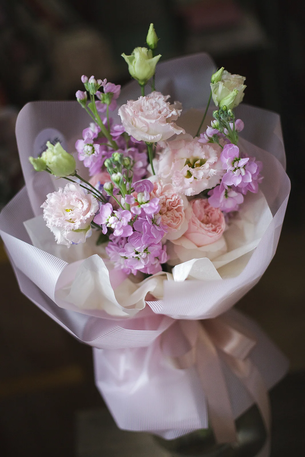 Букет из пионовидной розы Менсвилд Парк, эустомы и маттиолы