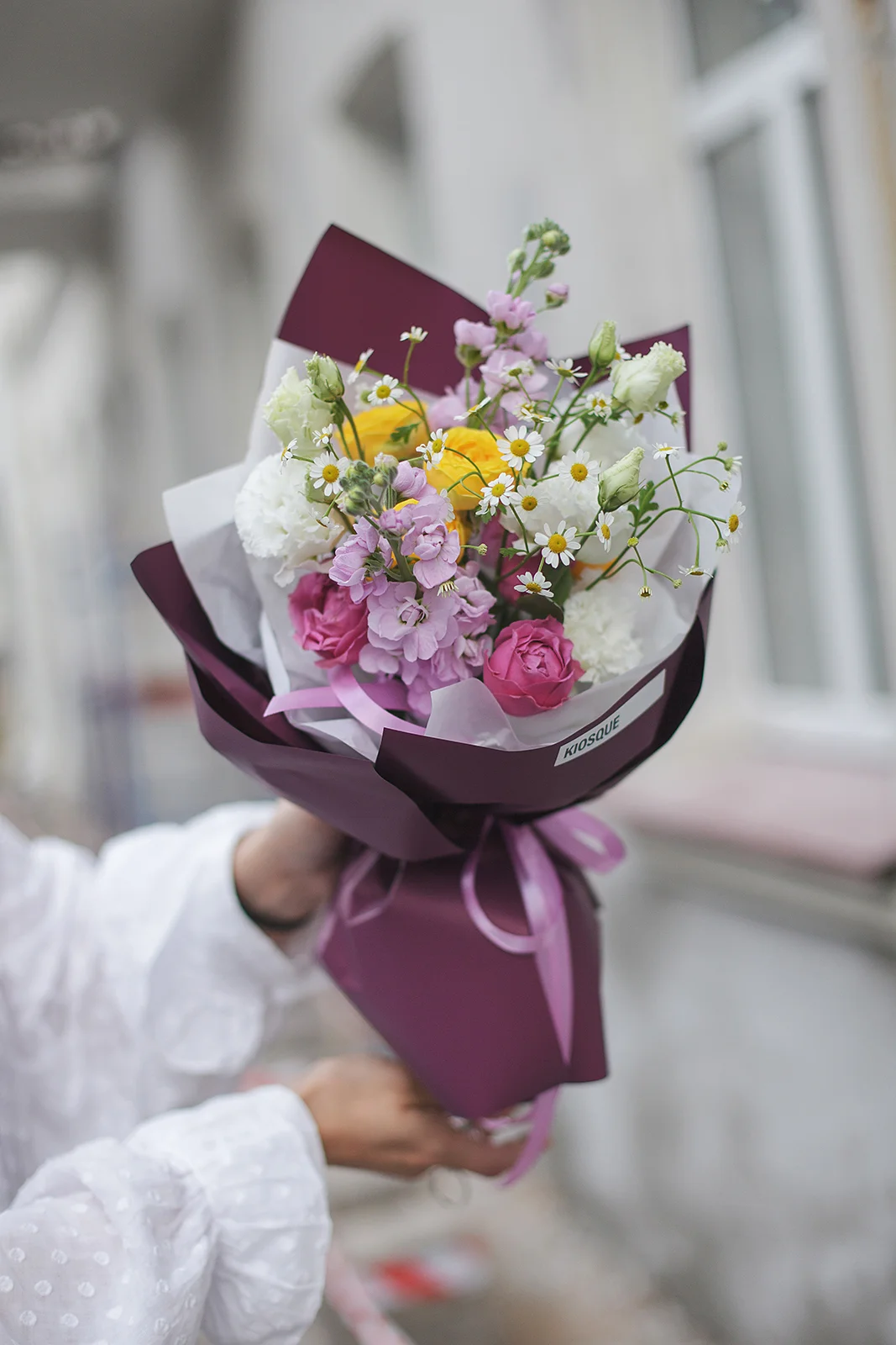 Букет из пионовидных роз Мисти Баблс и Луна Трендсеттер, танацетума, эустомы и маттиолы