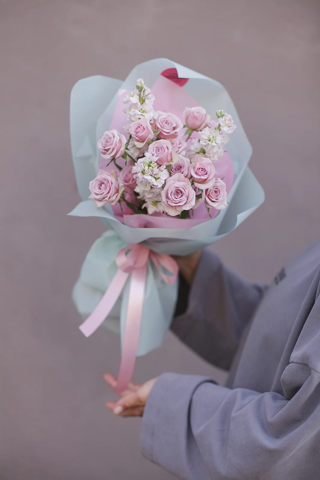 Букет из маттиолы и кустовой розы Лейла