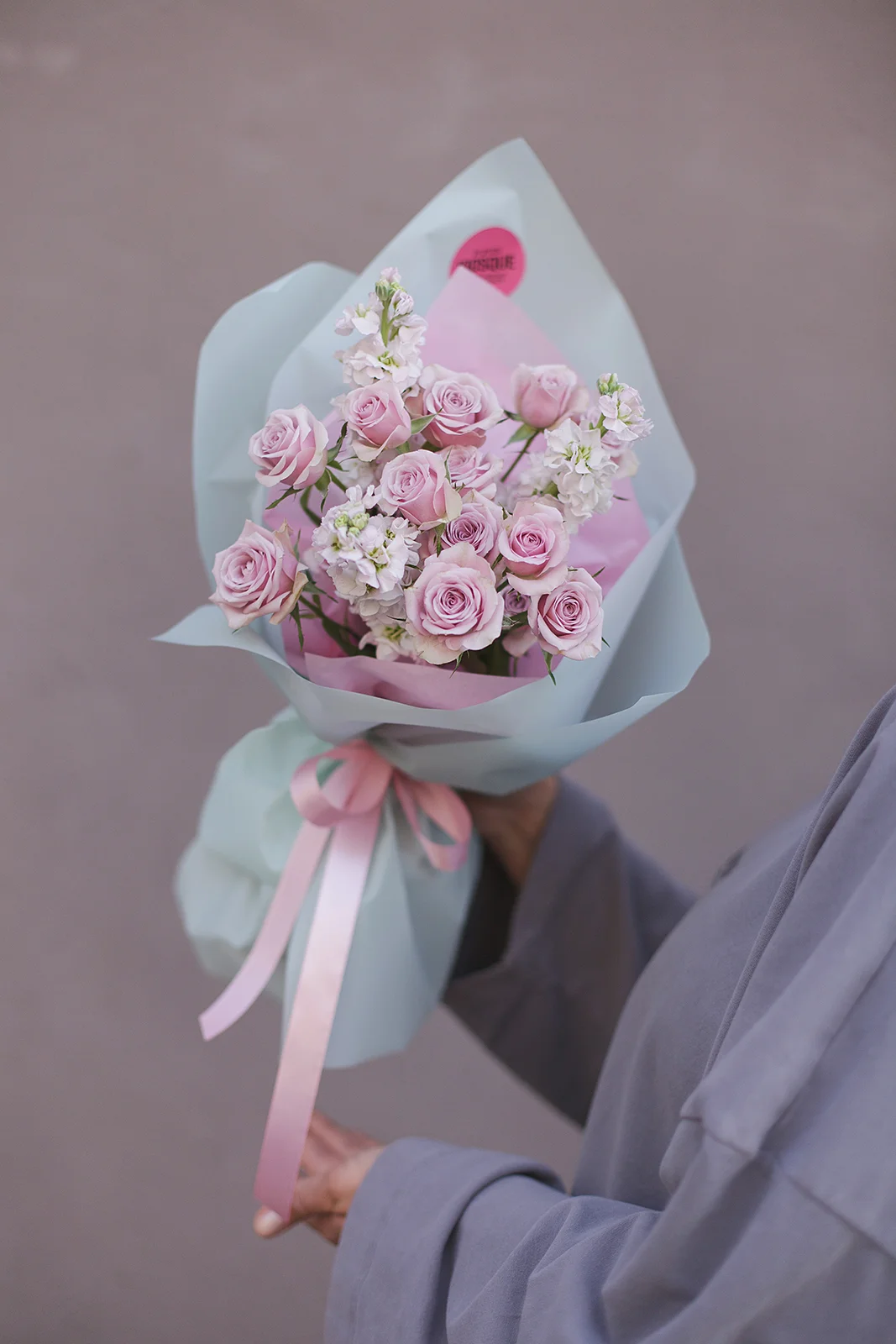 Дуо букет из кустовой розы Лейла и Маттиолы