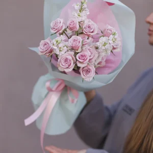 Букет из маттиолы и кустовой розы Лейла