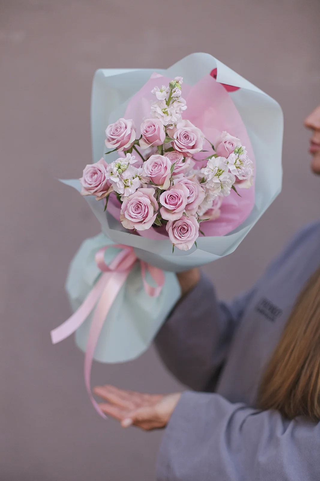 Букет из маттиолы и кустовой розы Лейла