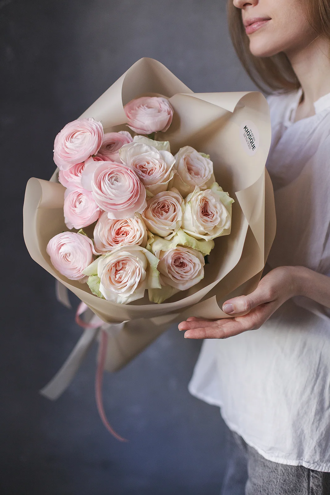 Букет из Ранункулюсов и пионовидных роз Уайт Охара