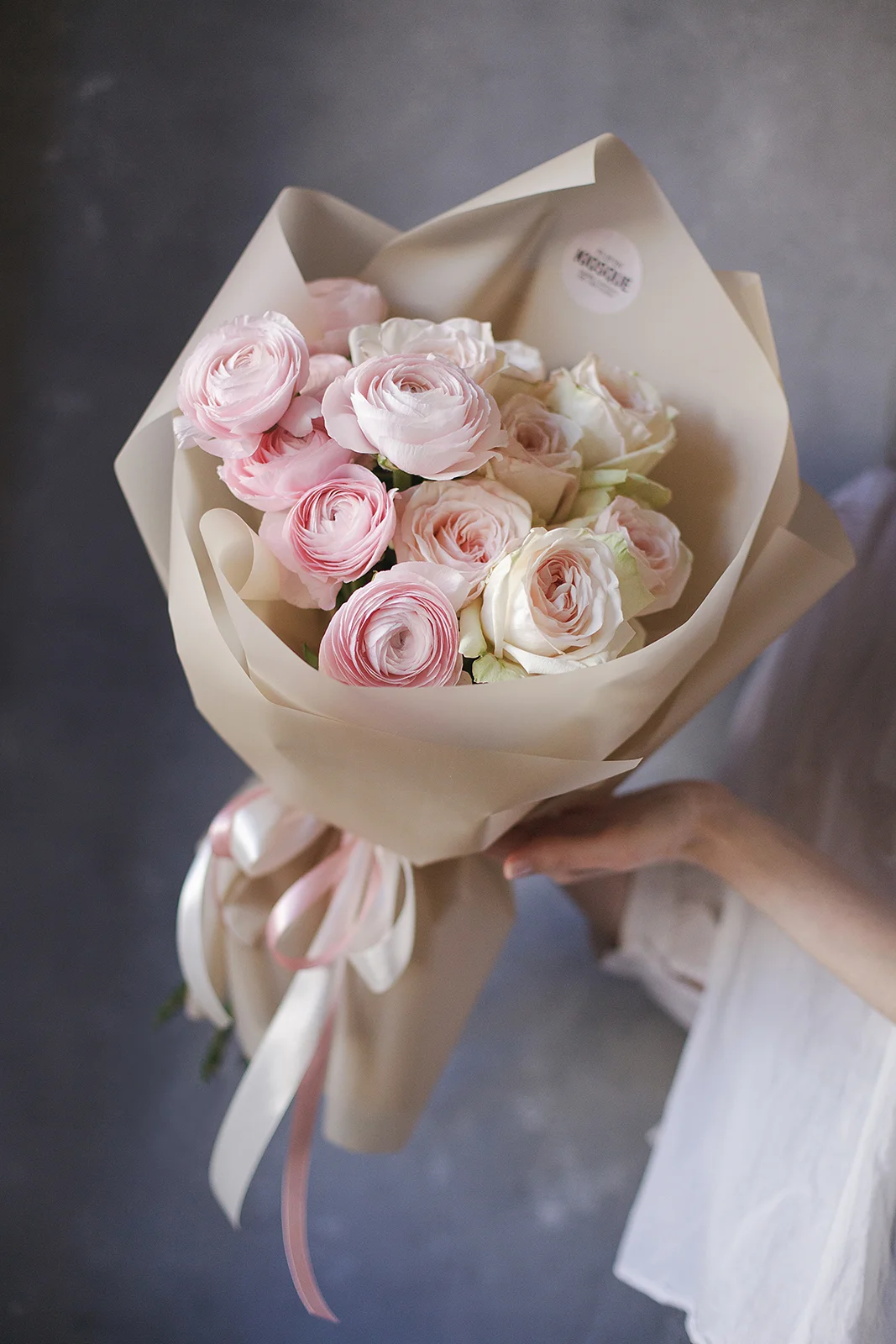 Букет из Ранункулюсов и пионовидных роз Уайт Охара