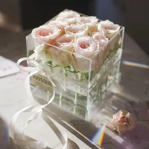 Цветочная композиция в прозрачной коробке из роз Уайт Охара